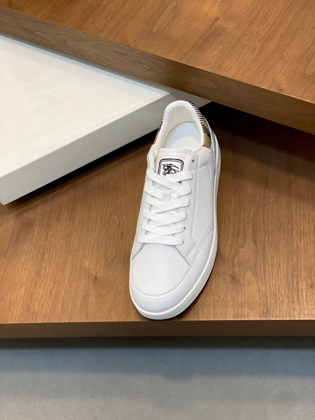 Men's men's shoes 💰400【New style】⛺️⛺️𝐁𝐔𝐑𝐁𝐄𝐑𝐑𝐘# Burberry's new war horse plaid casual sneakers, new terrace casual sneakers·Burberry's classic elements, super comfortable shoes··Knight blue anti-slip soles Finally I saw the latest diagonal plaid sneakers, the color is really nice and can be worn with any kind of sneakers. The sneakers are made of cotton blended fabric. Crafted in an Italian workshop, it features a worsted Burberry check pattern. Featuring a mesh lining and checkered laces, the rubber sole features the archive Burberry monogram. From Burberry's iconic collection, these wardrobe staples are interpreted with the brand's signature style. The round toe is embellished with the Equestrian Knight logo (EKD) label on the tongue. The leather insole is embellished with the Burberry letter logo on the sole. Size: 38-44 (customized for 45 and 46)